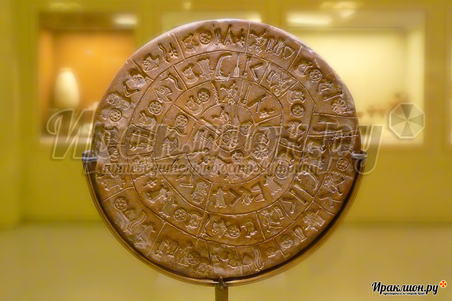 Фестский диск в Археологическом музее Ираклиона, Крит, Греция
