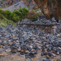 Каменные пирамидки в Курталиотском ущелье