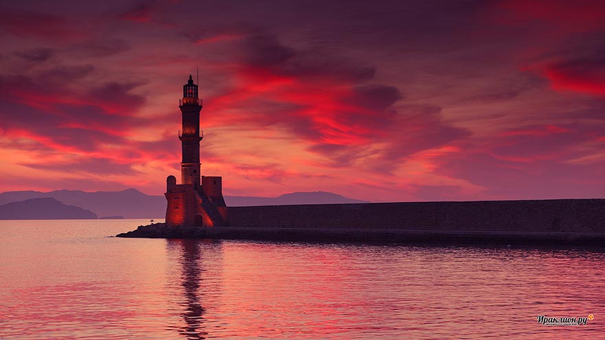 Маяк в гавани Ханьи: один из старейших маяков в мире. Крит, Греция