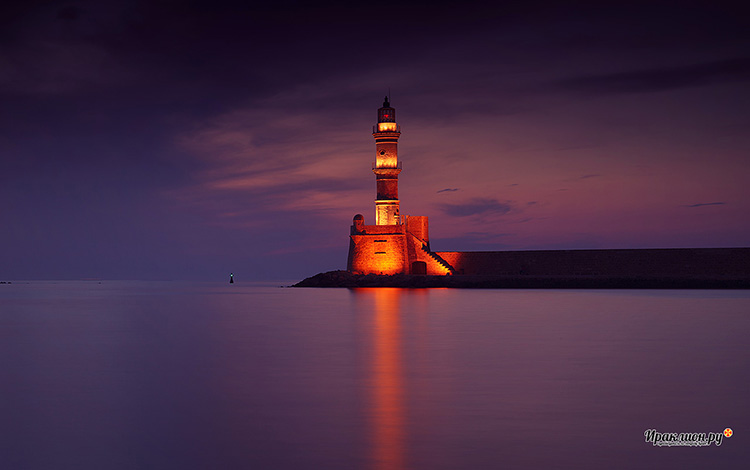 Маяк в гавани Ханьи: один из старейших маяков в мире. Крит, Греция