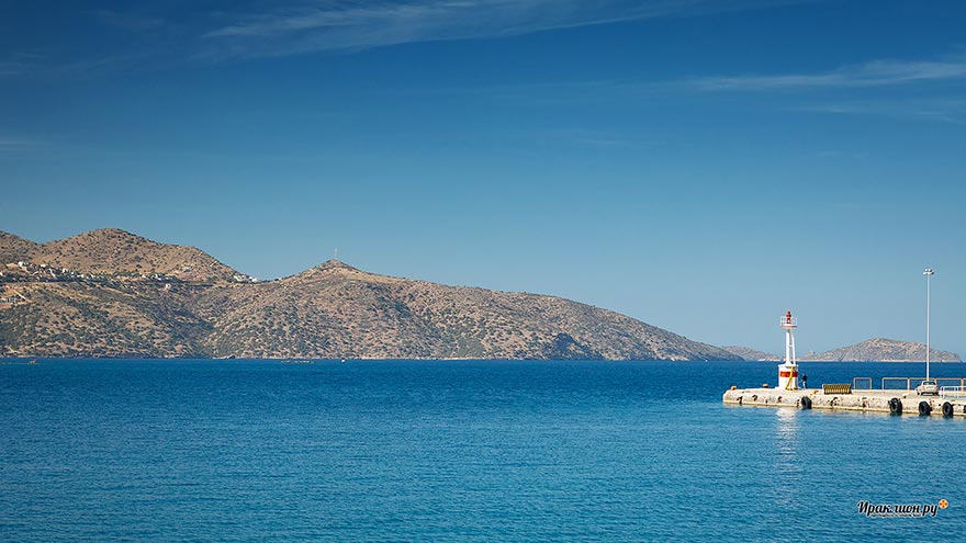 Маяк в порту Агиос Николаос. Крит, Греция