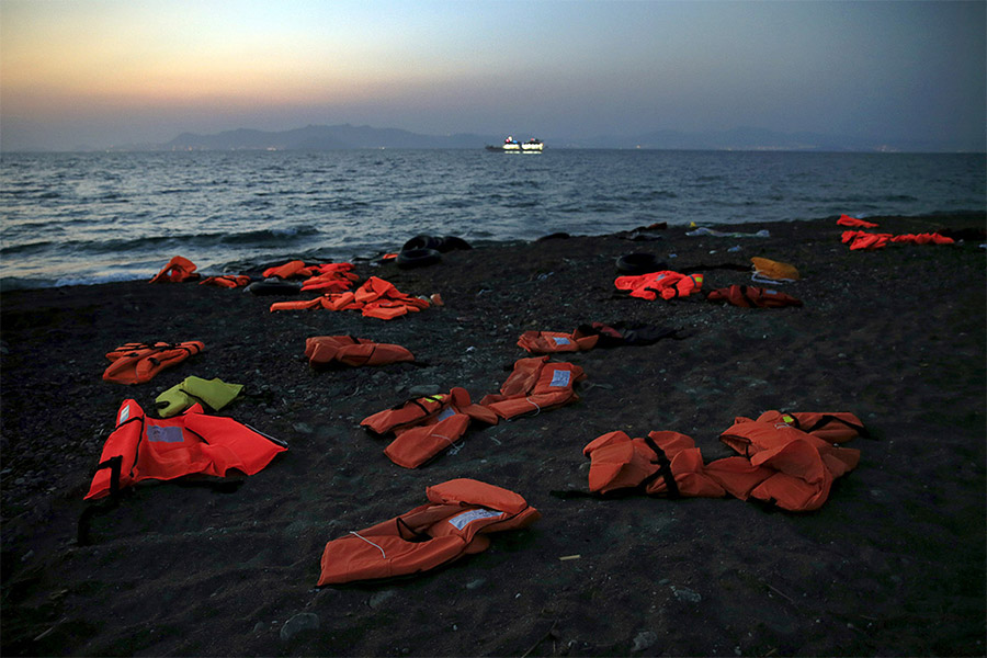 Брошенные сирийскими беженцами на берегу моря спасательные жилеты, остров Кос, Греция (Yannis Behrakis, Reuters)
